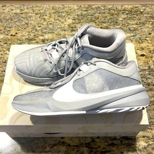 Zoom Freak 5 Grey